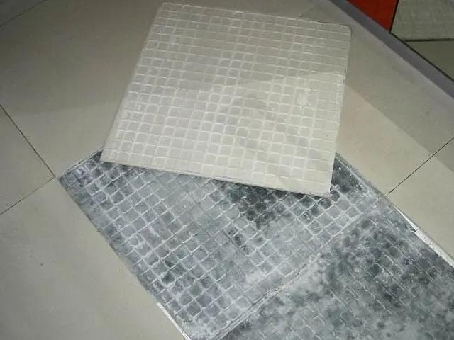 墙砖掉下来了用什么补(墙砖掉下来了用什么能贴上去)